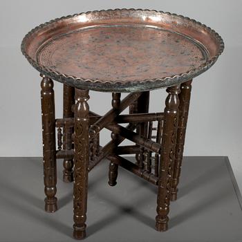 RÖKBORD, Persien, försilvrad kopparbricka, sekelskiftet 1800/1900. Signerad.