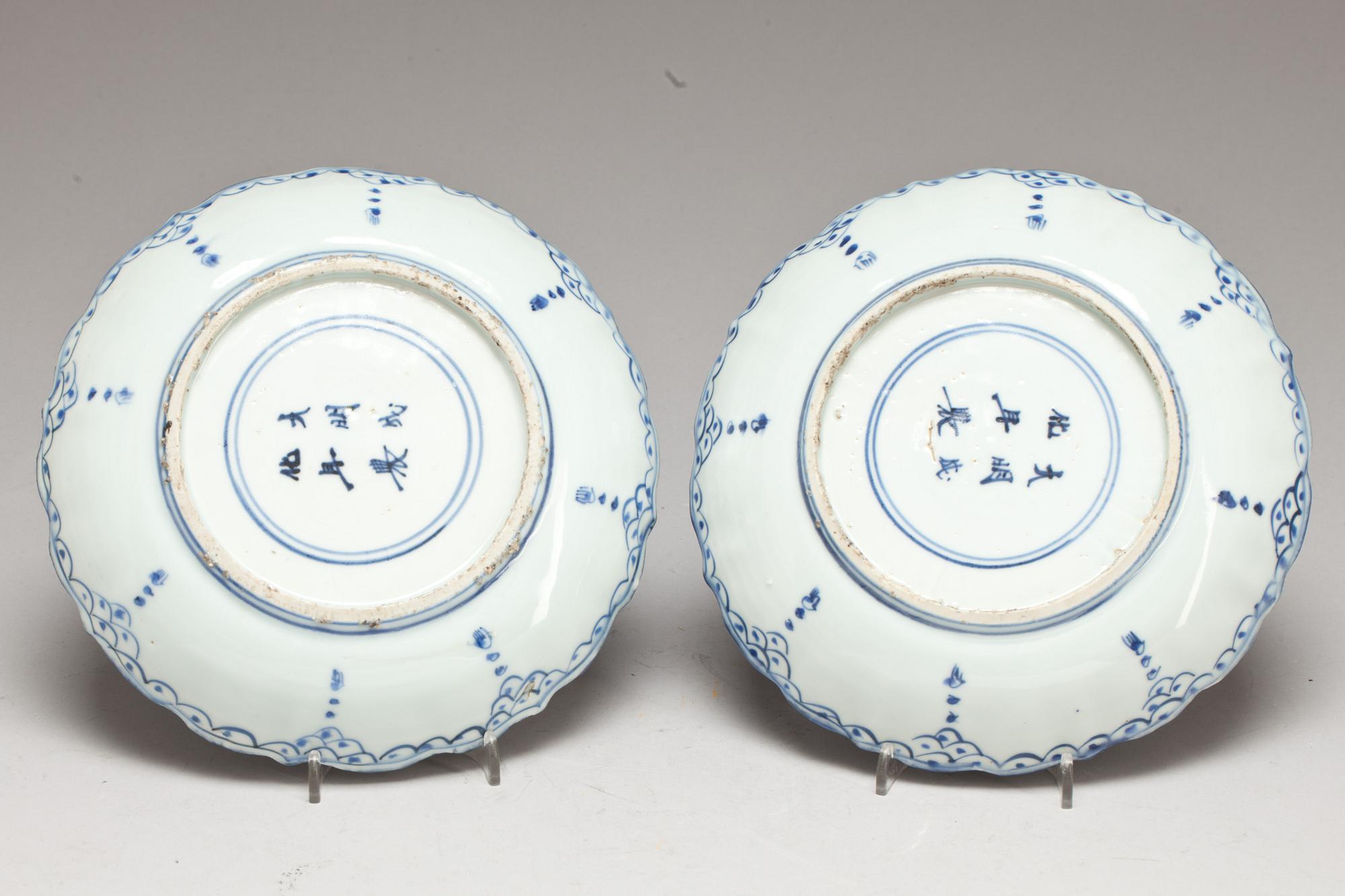 TALLRIKAR, ett par. Porslin. Ming-stil, 1800-tal.