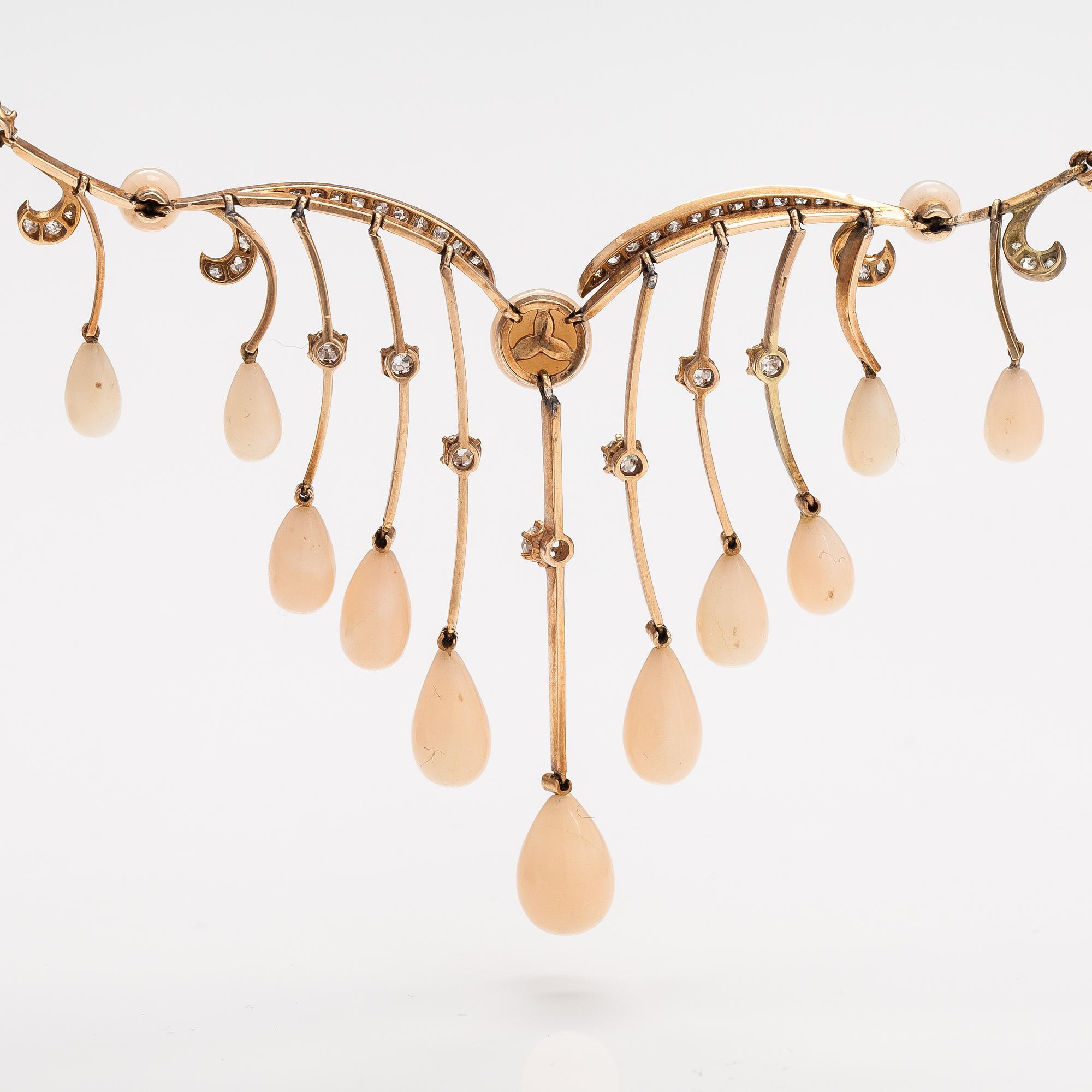 An 14K gold collier with old-cut diamonds ca. 1.90 ct in tot and pearls. Austria-Hungary, turn of the 20th century.