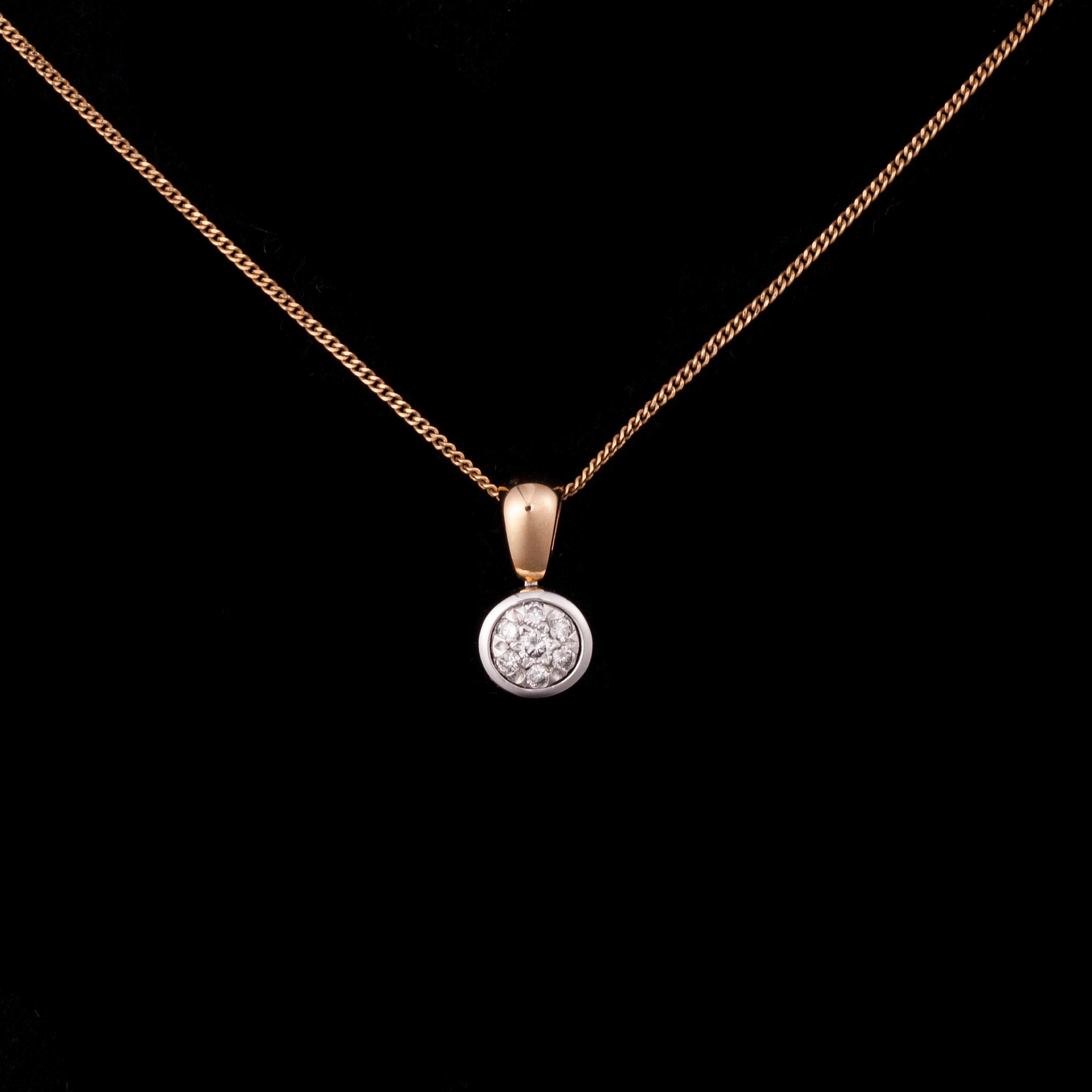 HÄNGSMYCKE, 14K guld, 7 små diamanter. Vikt 2,4 g.