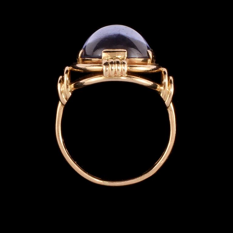 RING, 18k guld med cabochonslipad spinell, Stockholm, 1900-talets mitt. Vikt 8g.