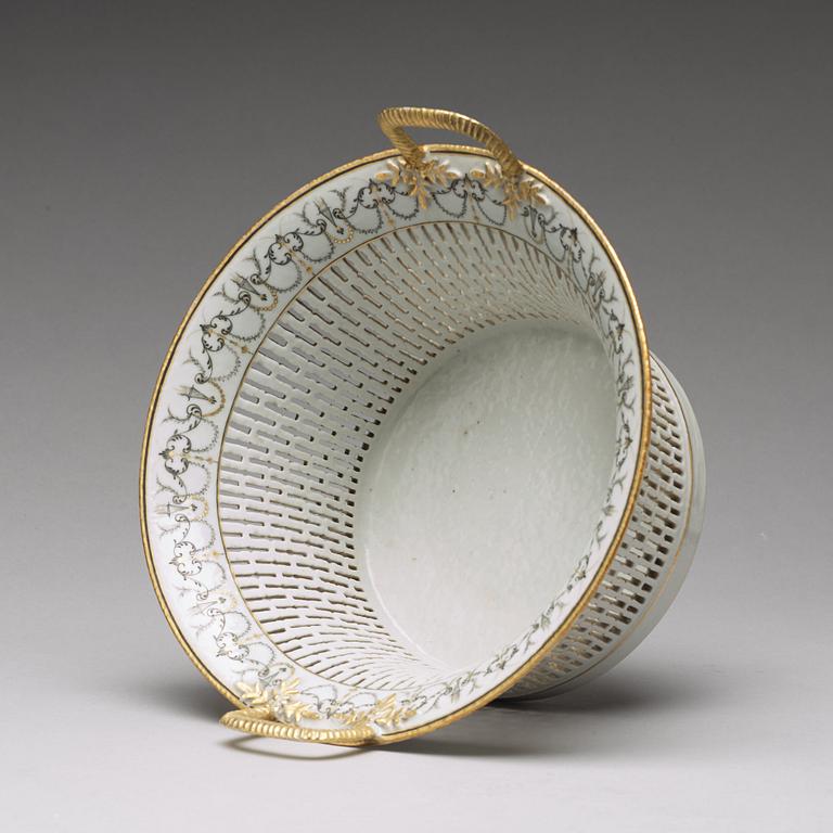 A grisaille chesnut basket with stand, Qing dynasty, late Qianlong (1736-95).