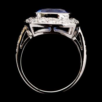 RING, 18 k vitguld, med safir 6.20 ct och briljanter tot 1.20 ct.