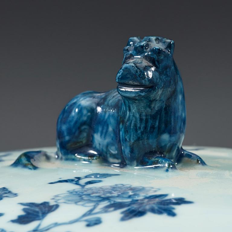 An export porcelain blue and white tureen and cover, Qing dynasty, Qianlong (1736-1795).