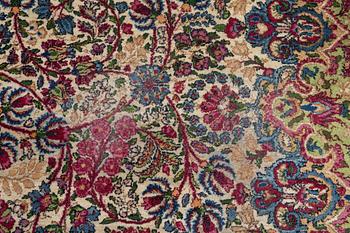 A Kerman carpet, approx. 420 x 300 cm.