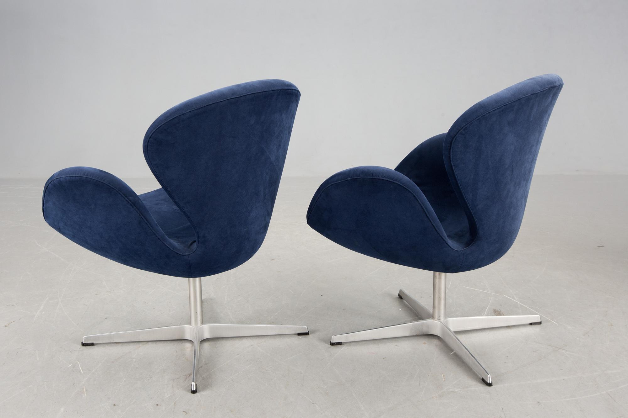FÅTÖLJER, ett par, "Svanen", Arne Jacobsen för Fritz Hansen, 2000-tal.