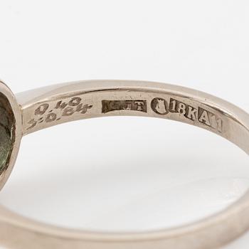 Ring, carved, 18K white gold with emerald and brilliant-cut diamonds.