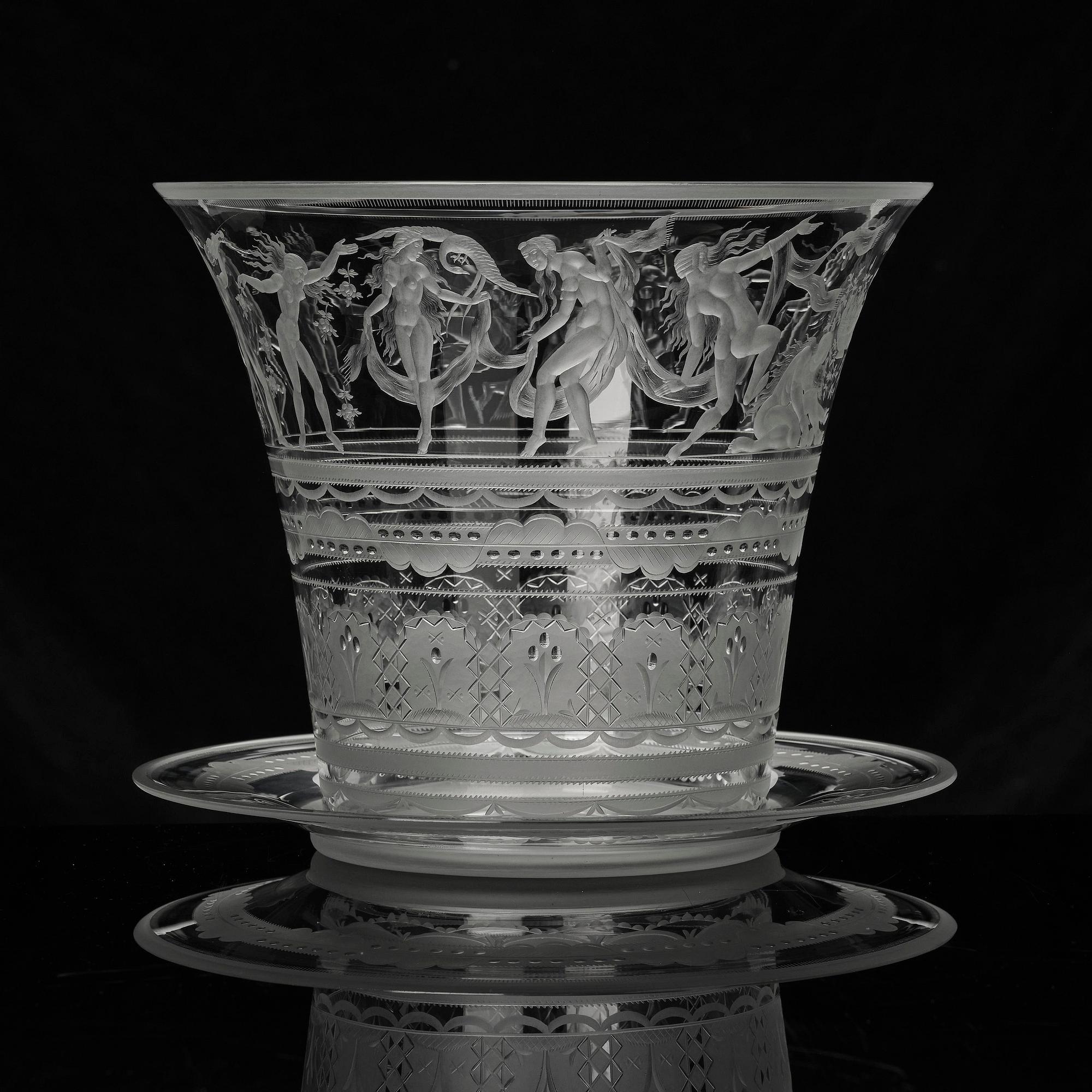 Simon Gate, an engraved glass bowl with plate, Orrefors 1930, model 122.