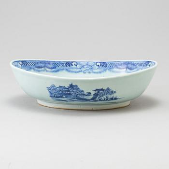 A Chinese porcelain blue and white bowl, circa 1800.