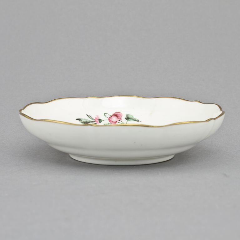 KAFFEKOPPAR MED FAT, 5 st samt FAT, porslin, Rörstrand, omkring 1890.