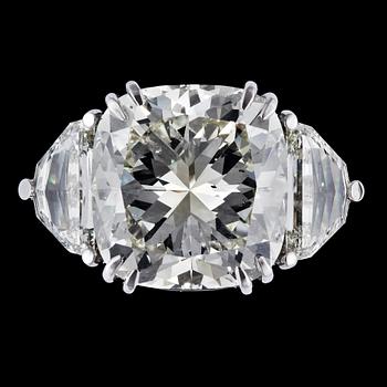 1032. A rare cushion cut diamond ring, 17.62 cts, set with two half moon cut diamonds, tot. app. 2.50 cts.