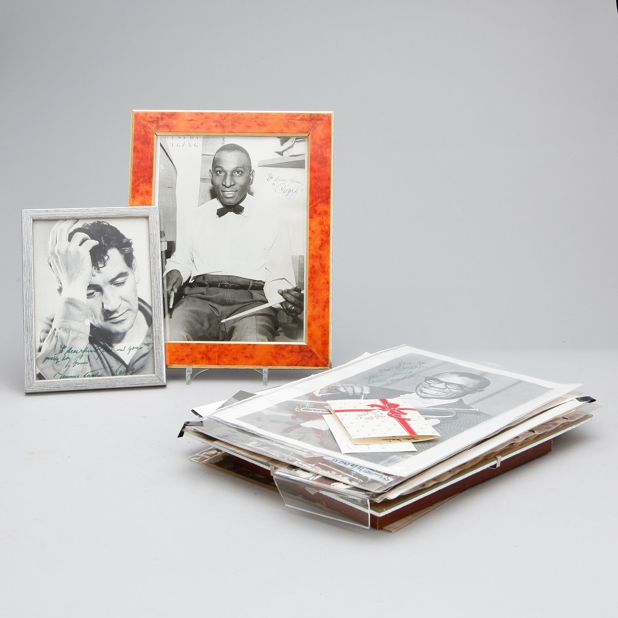 SAMLING JAZZAUTOGRAFER PÅ FOTOGRAFIER, 30 st, bla Louis Armstrong och Lionel Hampton.