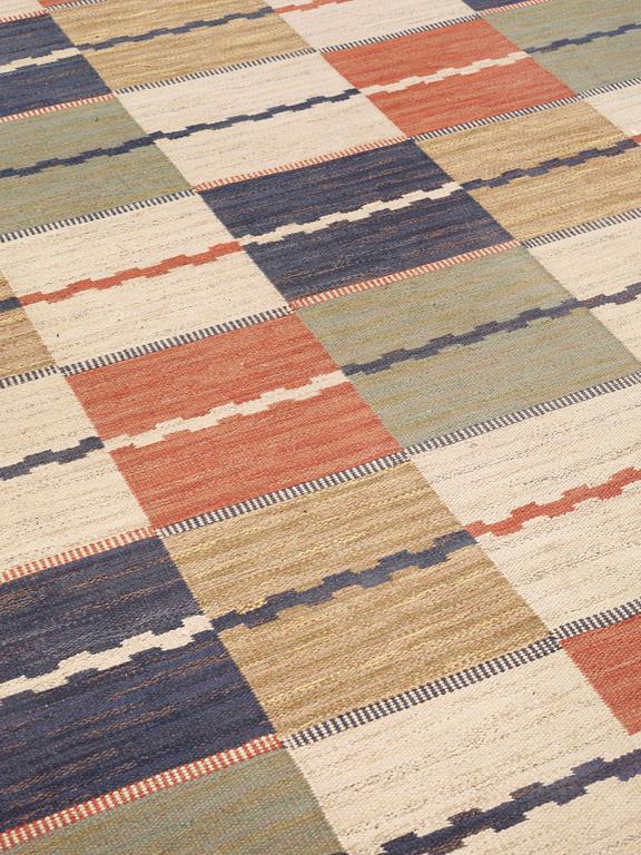 CARPET. "Vita Rutmattan". Flat weave. 317 x 236,5 cm. Signed MMF.