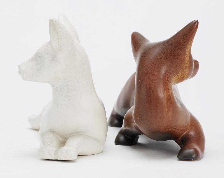 Two Gunnar Nylund stoneware figures of foxes, Rörstrand.