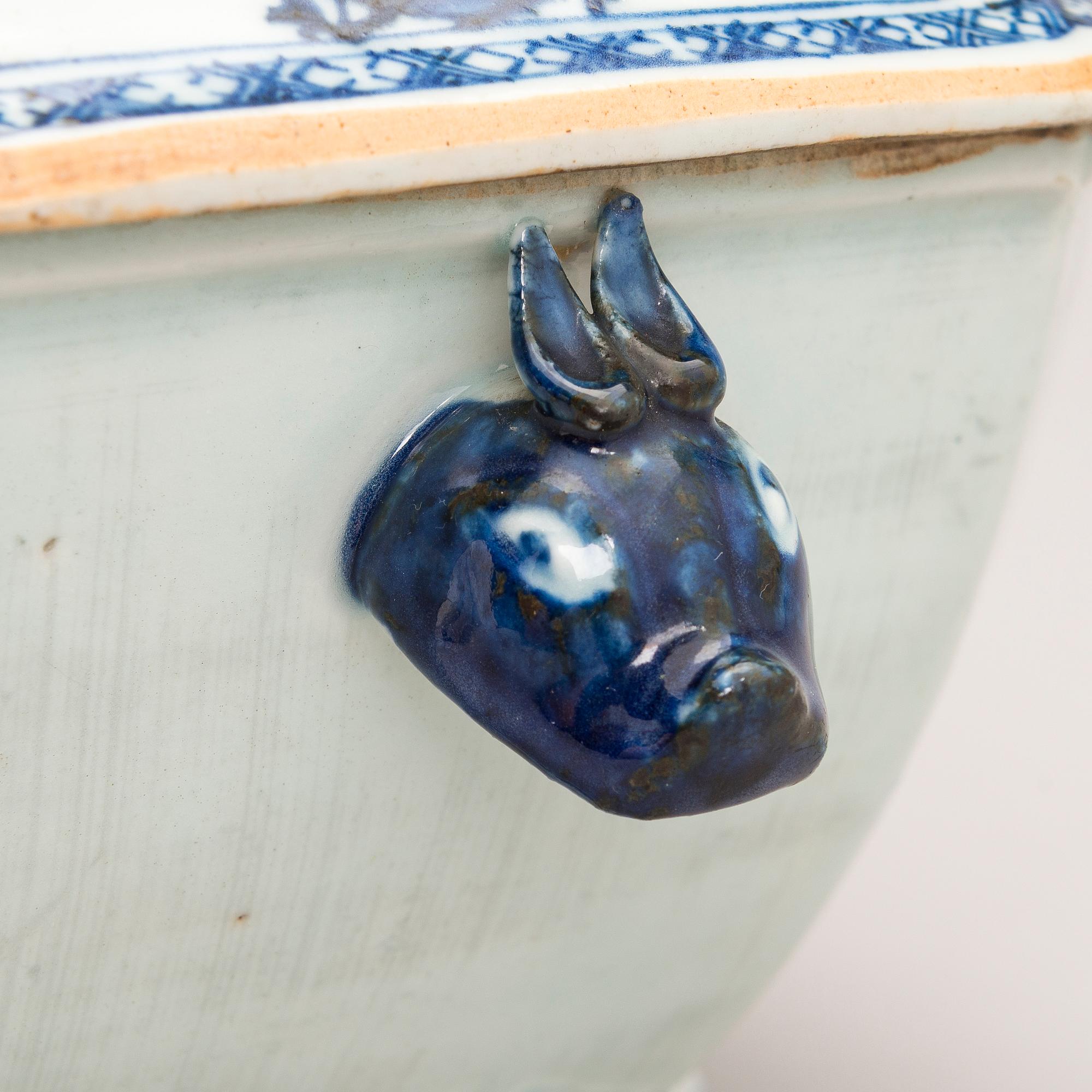 A Chinese Qianlong (1736-1795) porcelain tureen.