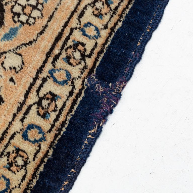 A carpet, semi-antique/old, Tabriz/Sarouk, ca 391 x 299 cm.