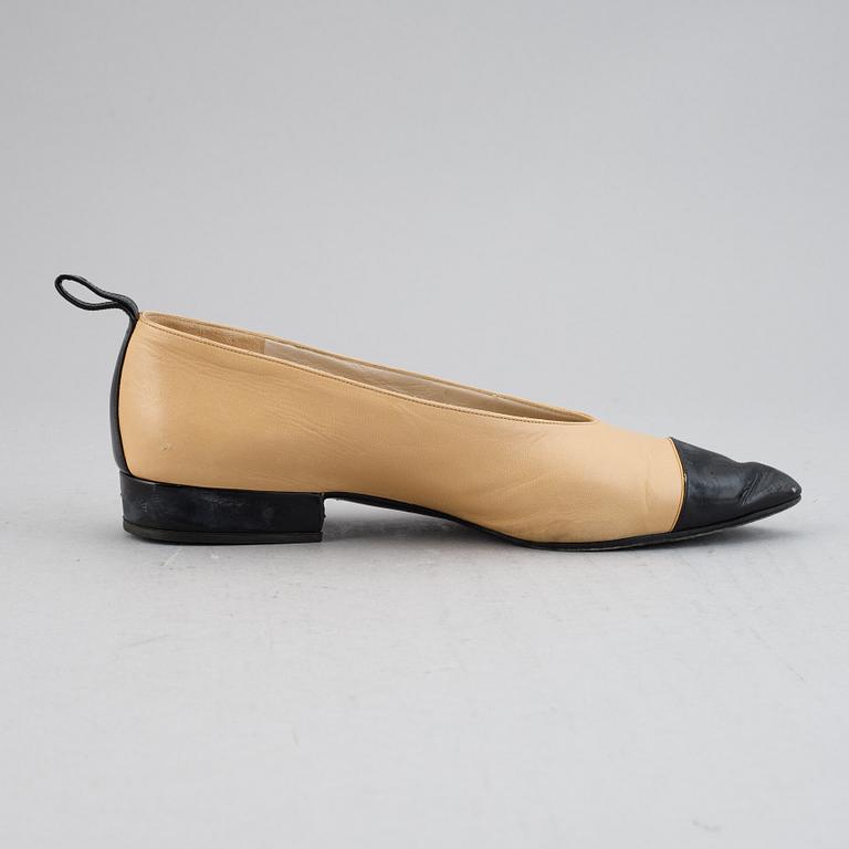 Chanel, a pair of leather shoes, size 36.