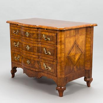 A first half of the 18th Century late Baroque chest of drawers.