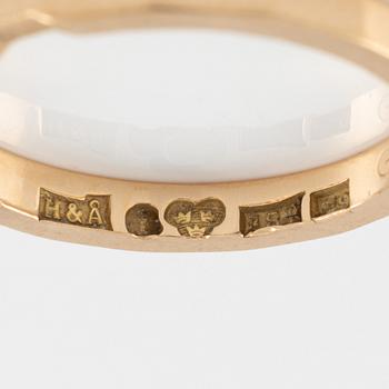 Två ringar 18K guld med runda briljantslipade diamanter.