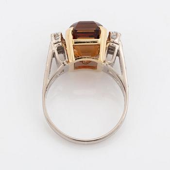 Atelier Ajour, cocktailring med topas och briljantslipade diamanter.