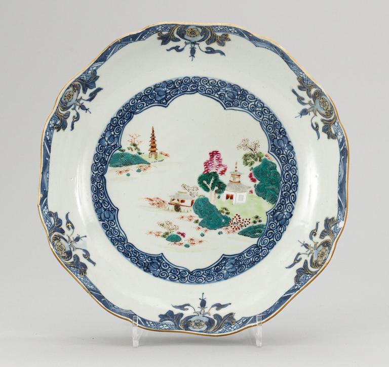 SKÅLFAT, porslin. Qing dynastin. Qianlong (1736-95).
