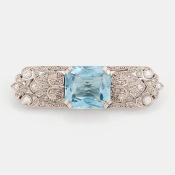 485. An 18K white gold brooch set with a faceted aquamarine and round brilliant- and rose-cut diamonds.