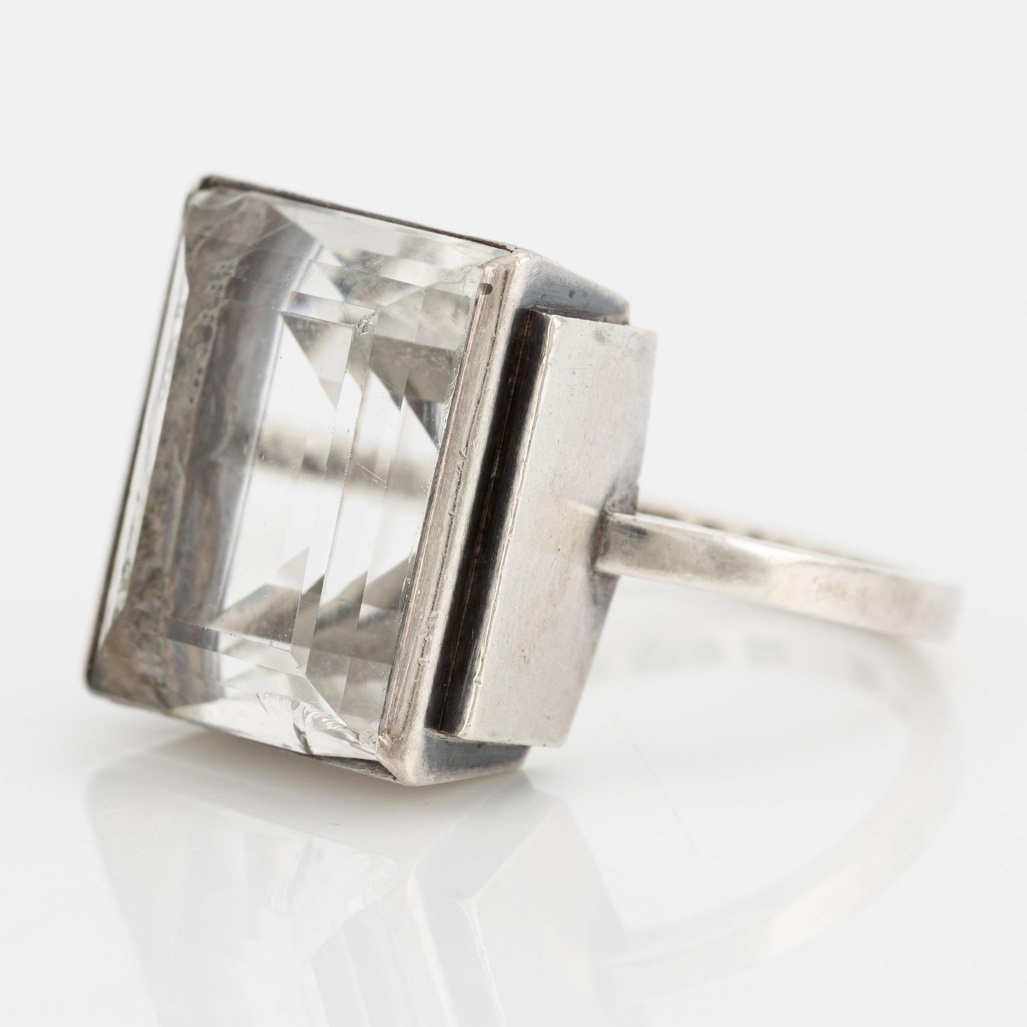 ring silver med bergkristall.