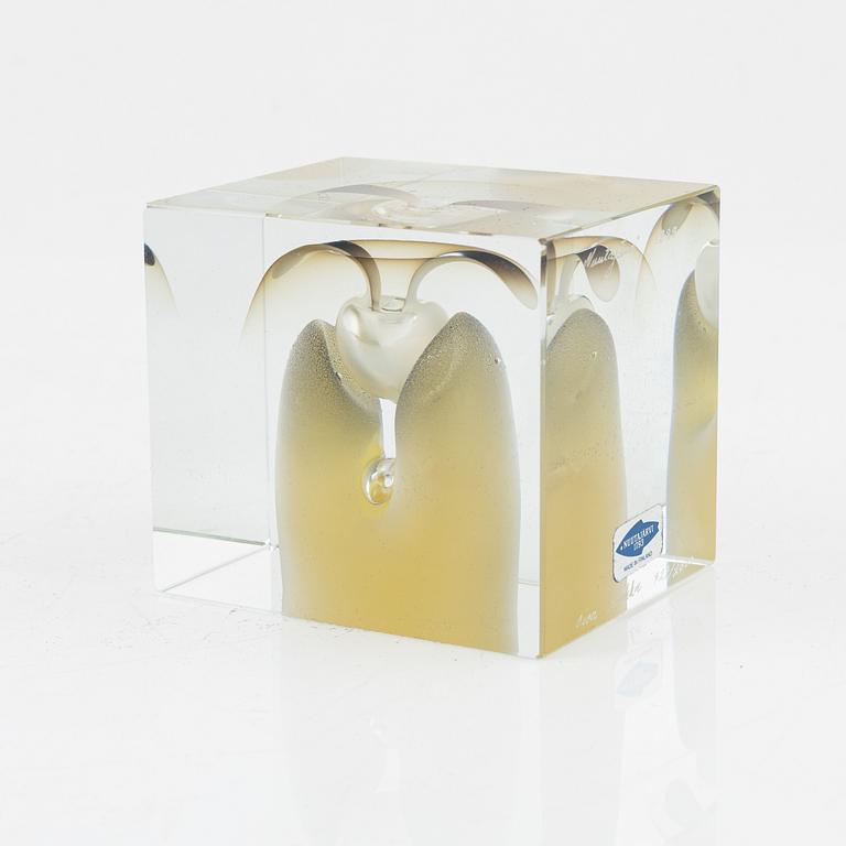 Oiva Toikka, an annual glass cube, 1979, signed Oiva Toikka, Nuutajärvi 1989, numbered 927/2000.