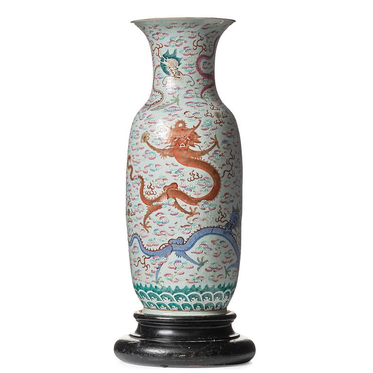 A massive famille rose 'five clawed dragon' vase, late Qing dynasty, 19th century.