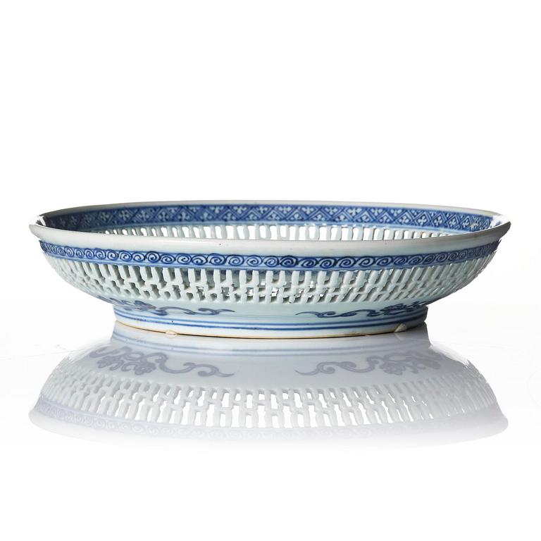 A Qianlong blue and white charger and a pair of famille rose dishes.