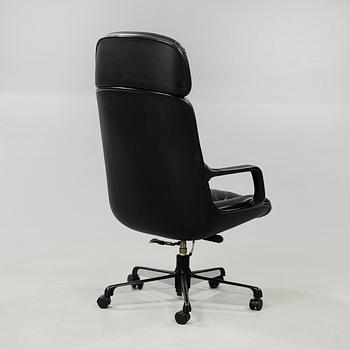 A 1980s office chair, labeled "Comforto".