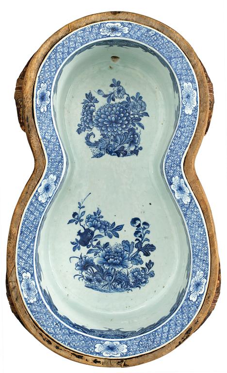 A blue and white bidé with a lacquered 
wooden stand, Qing dynasty, Qianlong (1736-95).