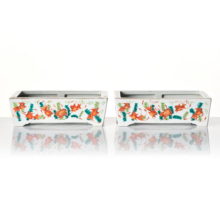 A pair of jardinieres, late Qing/early 20th Century.