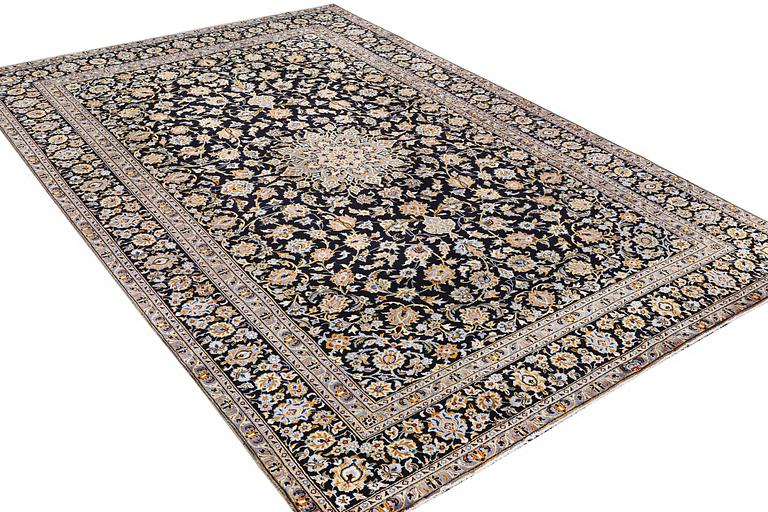 A Kashan carpet, c. 410 x 270 cm.