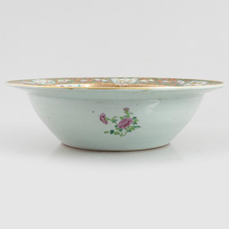 A Chinese Canton porcelain basin, Qing dynsaty, 19th century.
