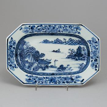 A blue and white export porcelain serving dish, Qing dynasty, Qianlong (1736-95).