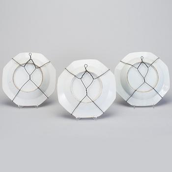 A set of three armorial dishes with the motto "Forward", Qing dynasty, Qinalong (1736-95).