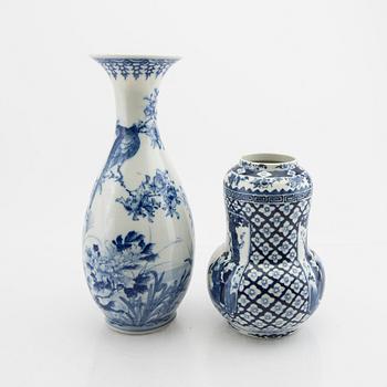 A set of two Japanese porcelain vases 20th century.