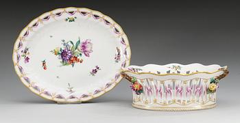 156. GALLERSKÅL med FAT, porslin. Kongl Dansk,
sekelskifte 1900.