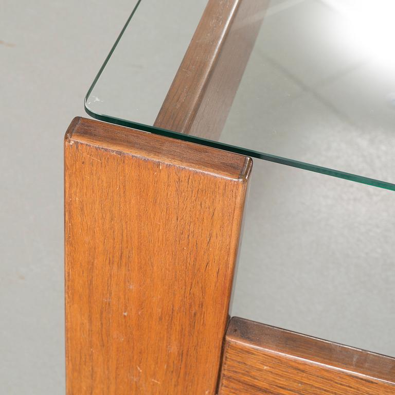 A late 20th century coffee table.