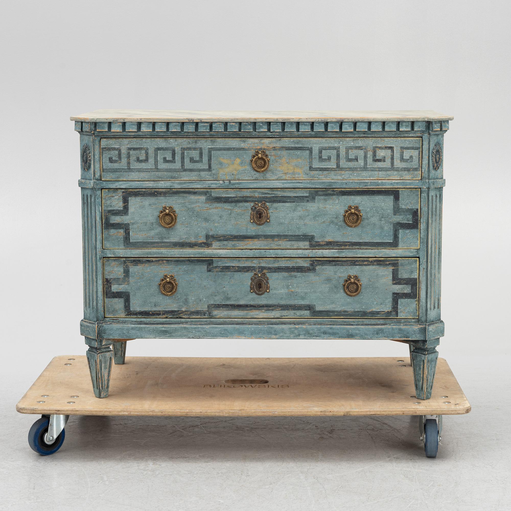 Chest of drawers, Gustavian style, first half of the 20th century.
