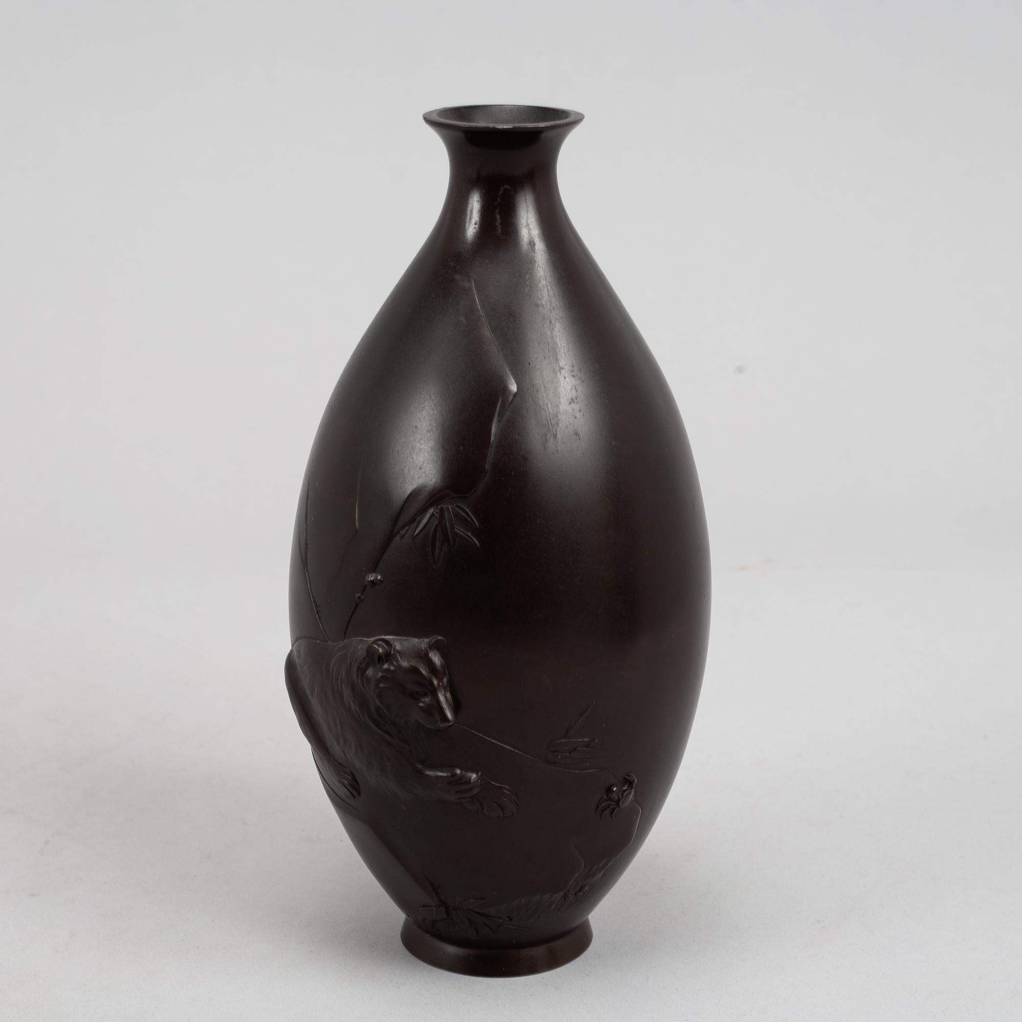 A pair of Japanse bronze vases, Meiji period (1868-1912).