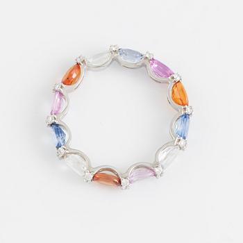 Ring med multifärgade safirer och briljantslipade diamanter.