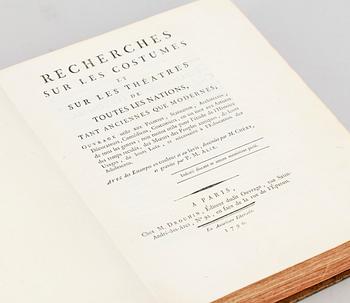 BOK, 2 vol i en, "Recherches sur les Costumes et sur les Théatres de toutes les Nations.." av Jean Charles Charnois de le Vacher, Paris 1790.