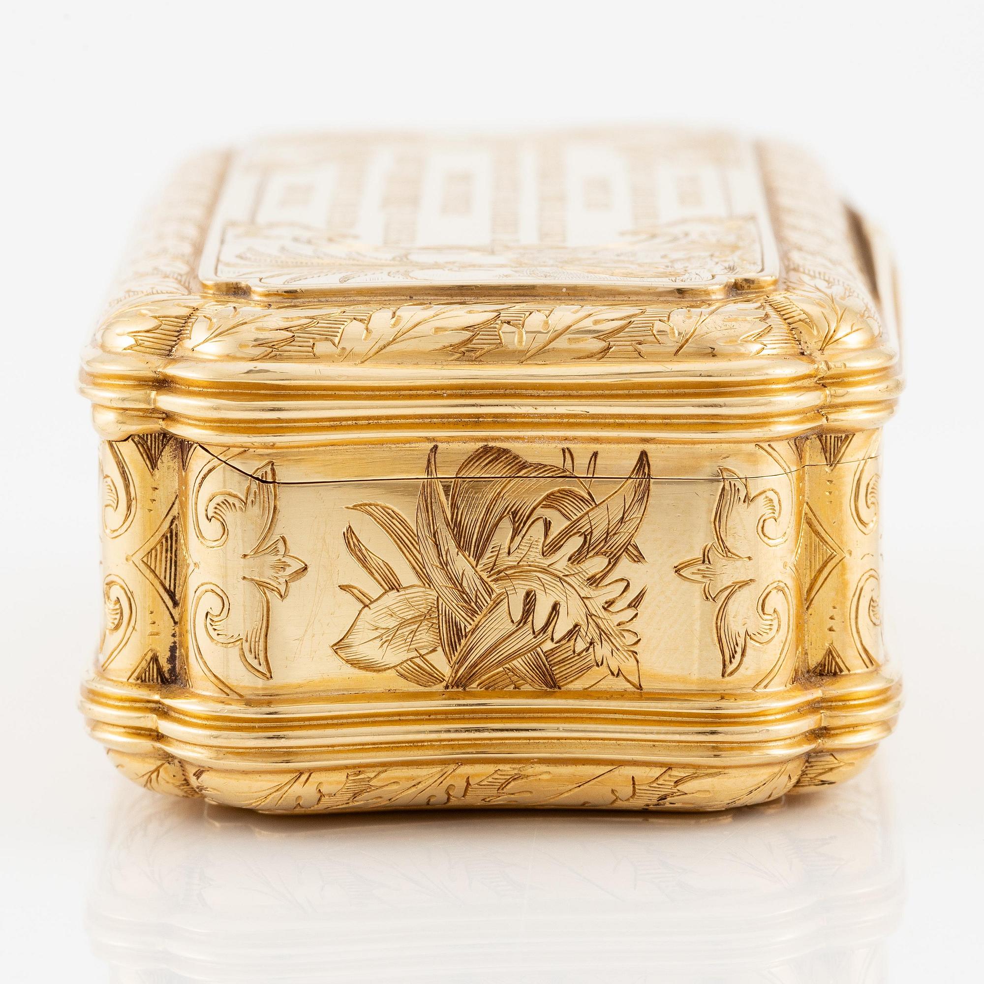 An English 18 carat gold snuff box, marks of William Summers, London 1867.
