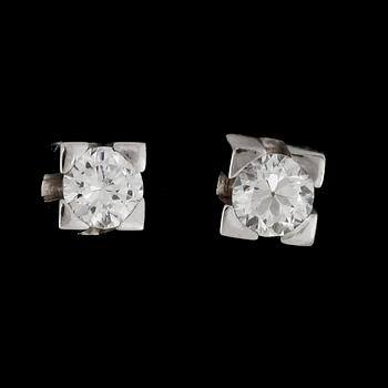 219. A pair of brilliant cut diamond studs, tot. app. 0.60 cts.