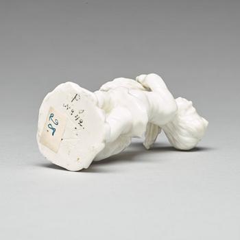 FIGURIN, porslin. Marieberg, 1700-tal. "Putto med sädeskärve".