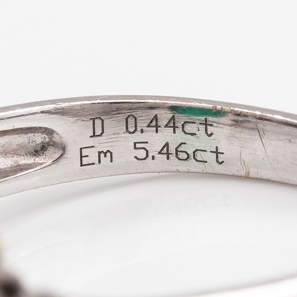 An 18K white gold ring with diamonds ca. 0.44 ct in total and an emerald ca. 5.46 ct in total. Import marked ITD, Espoo.