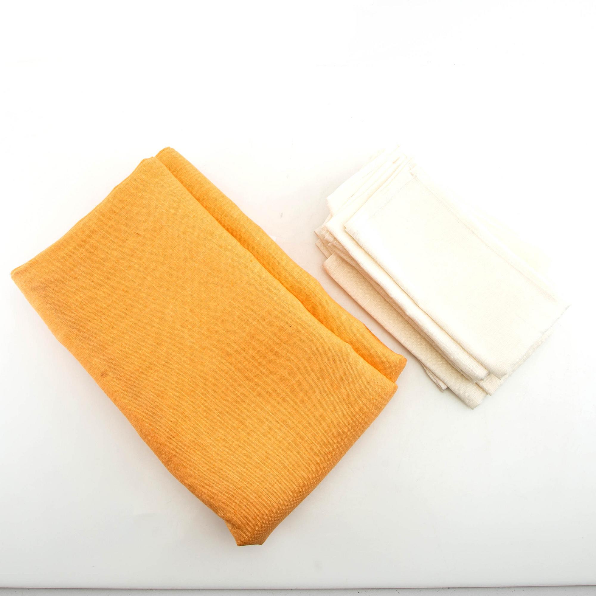 Duk och servetter, 12 st, linne ca 47x47 samt ca 334x148 cm (enligt uppgift).