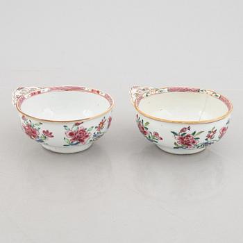 A pair of Famille Rose porcelain cups, China, Qing dynasty, Qianlong (1736-95).